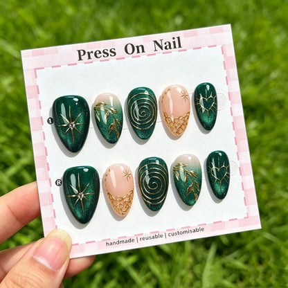 Künstlerisches Press-On-Nagelset mit anpassbaren Designs