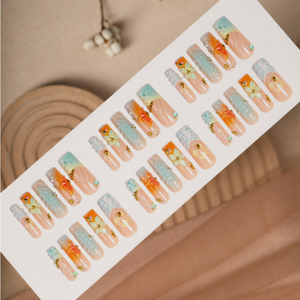 Kunstnagelset mit floralen und luxuriösen Verzierungen Brehn
