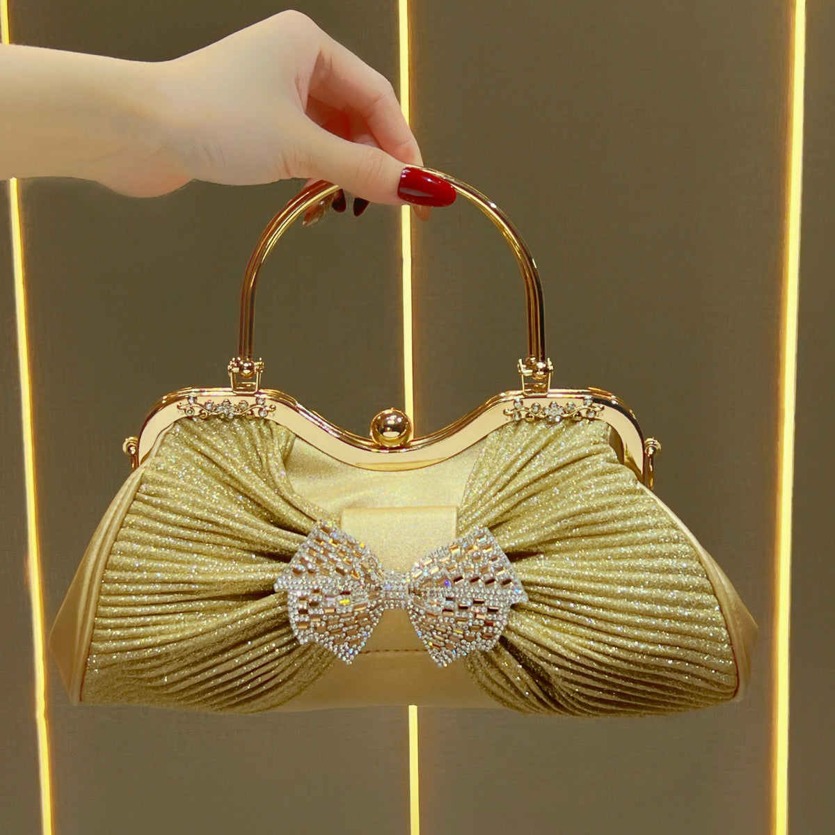 Vintage-inspirierte Abendtasche mit Schleifenakzent