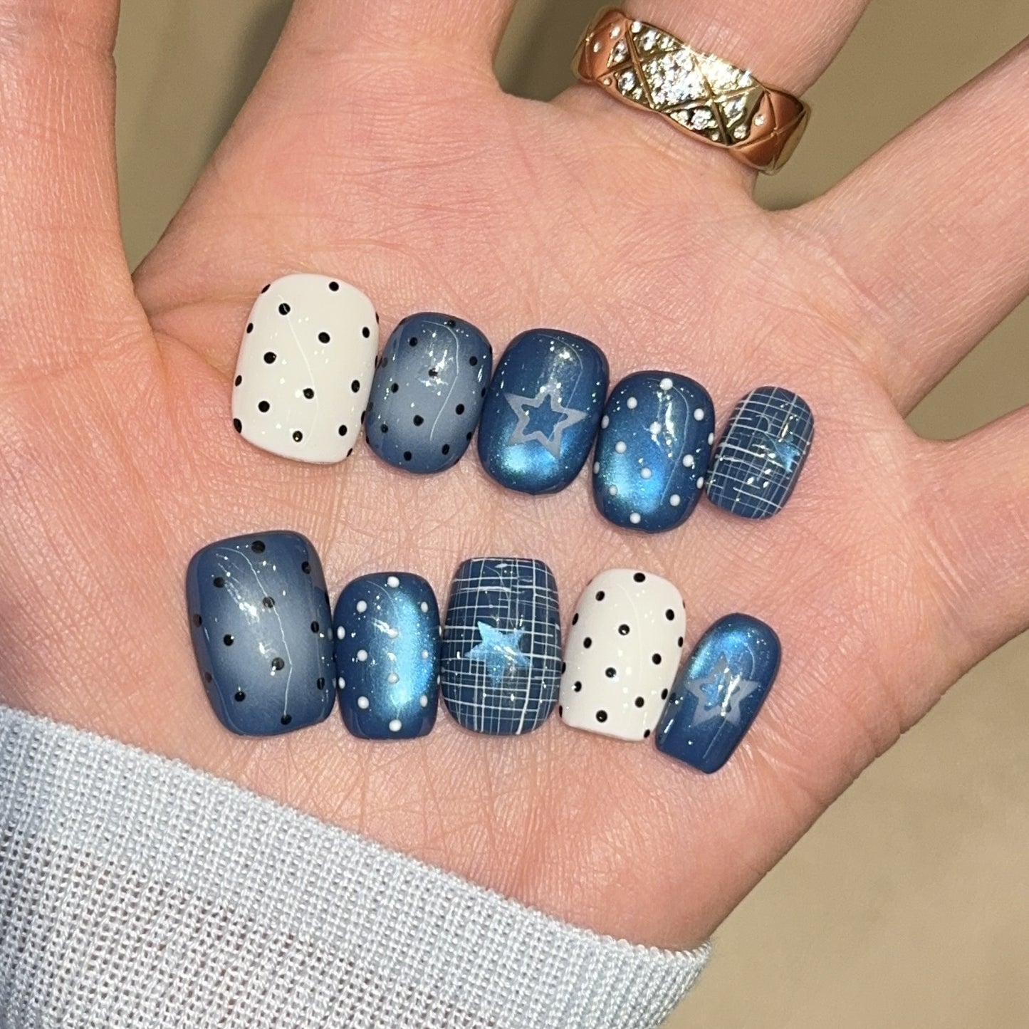 Kunstnägel mit Stilvollem Sternen- und Punktedesign Brehn