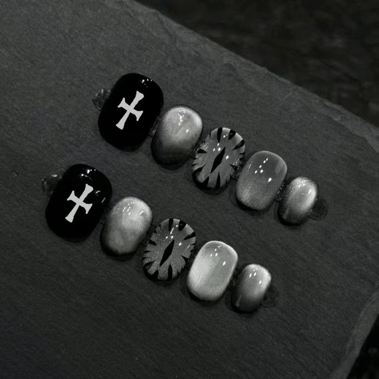 Künstlerisches Press-On-Nagelset mit geometrischen Designs Brehn