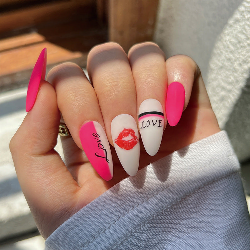 Kunstvolle Nagelkunst mit Herzmotiven und kreativen Akzenten Brehn