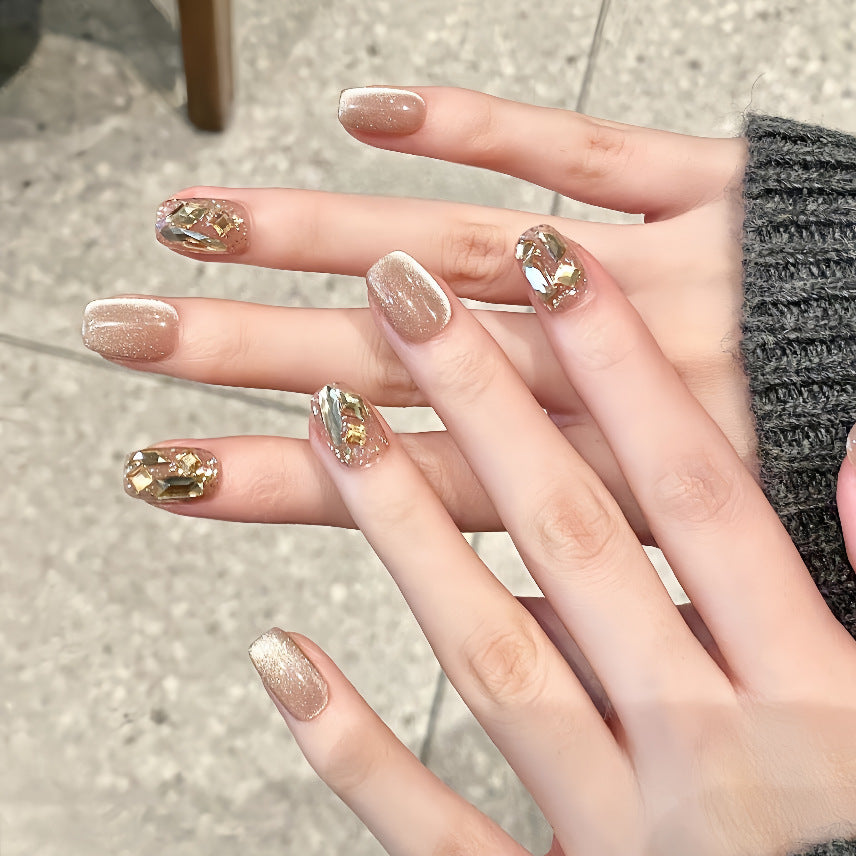 Blumeninspiriertes elegantes Nageldesign zum Aufkleben Brehn