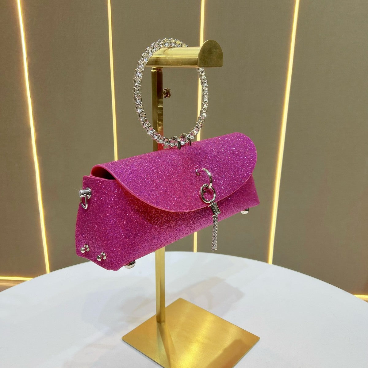 Glitzernde Clutch mit Strassgriff für den Abend