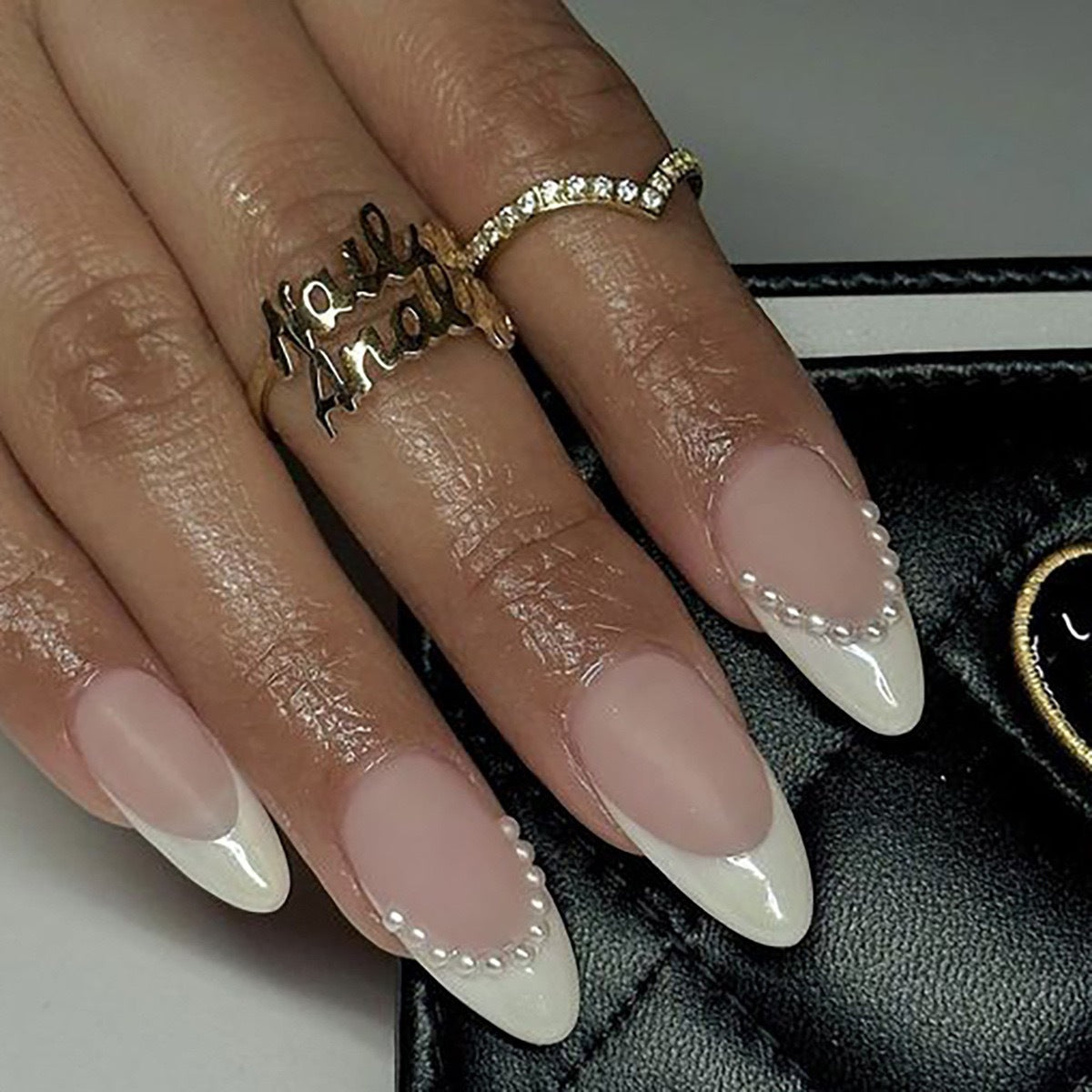 Kunstnagelset mit eleganten Spitzen und Perlverzierungen Brehn