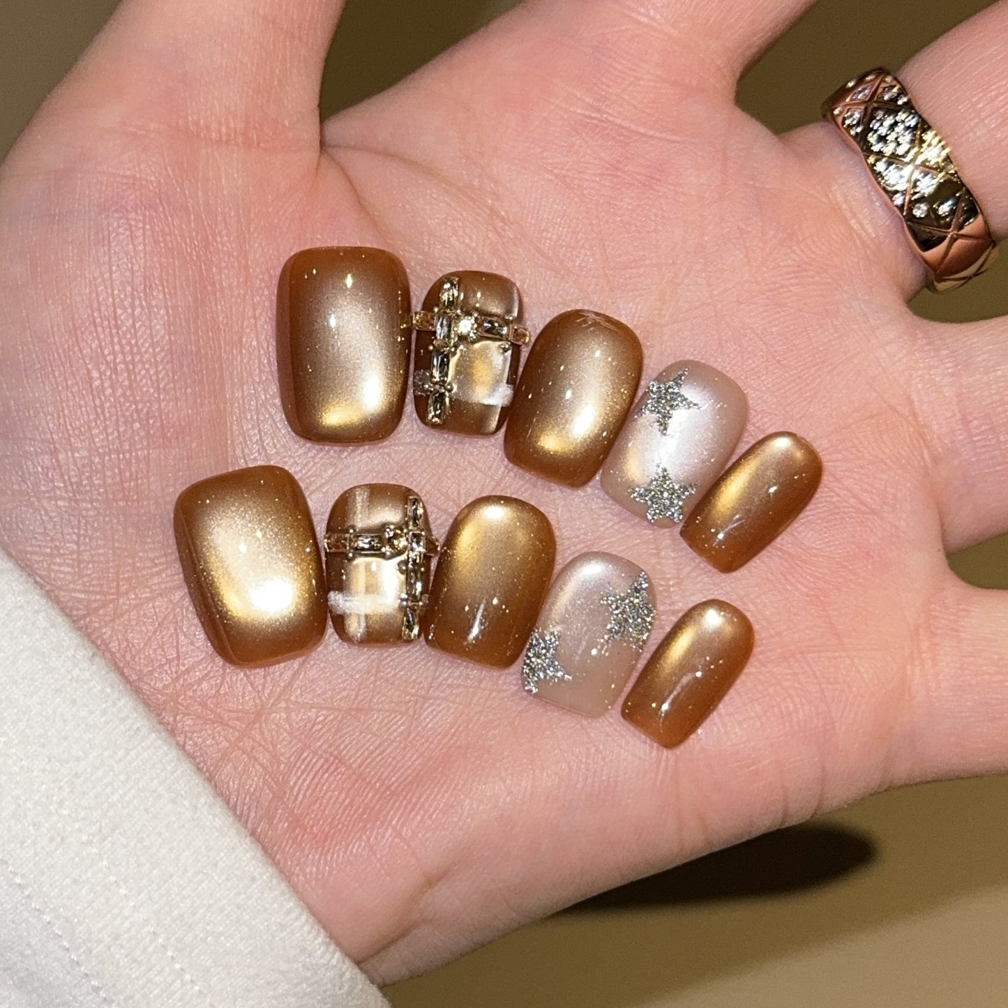 Kunstnagel Set mit Glitzer- und Schmuckakzenten Brehn