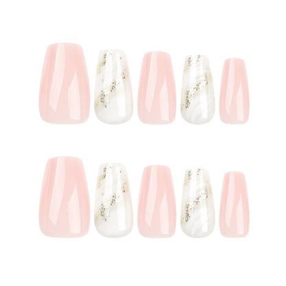 Kunstvolle Nagelverlängerungen mit elegantem Gold-Design Brehn