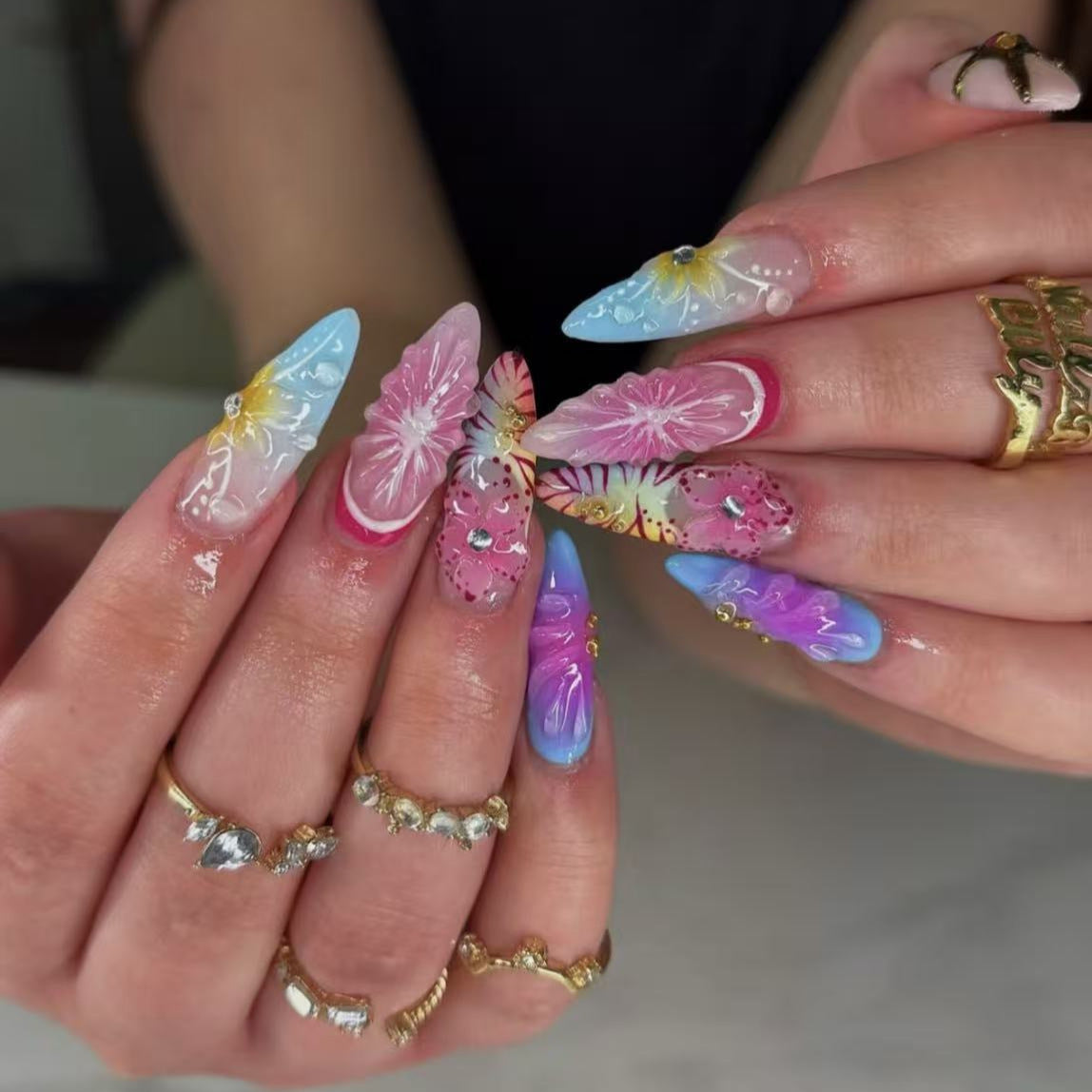 Künstlerisches Press-On Nail Set mit floralem 3D-Design Brehn