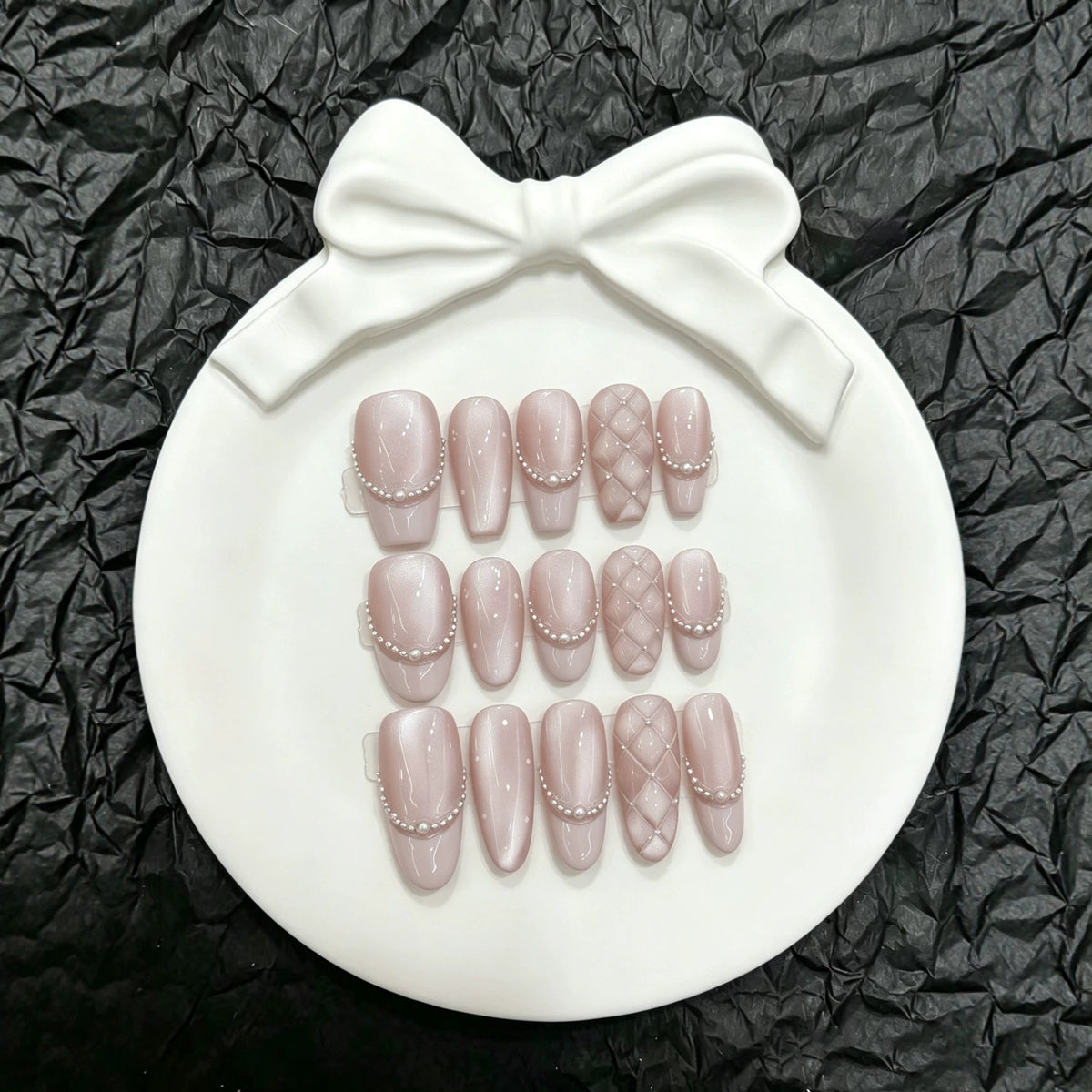 Dekoratives Press-On Nagelkunstset mit eleganten Perlen