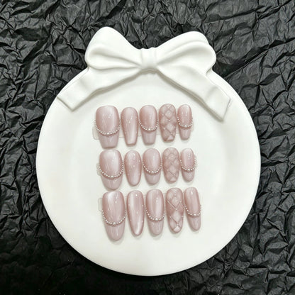 Dekoratives Press-On Nagelkunstset mit eleganten Perlen