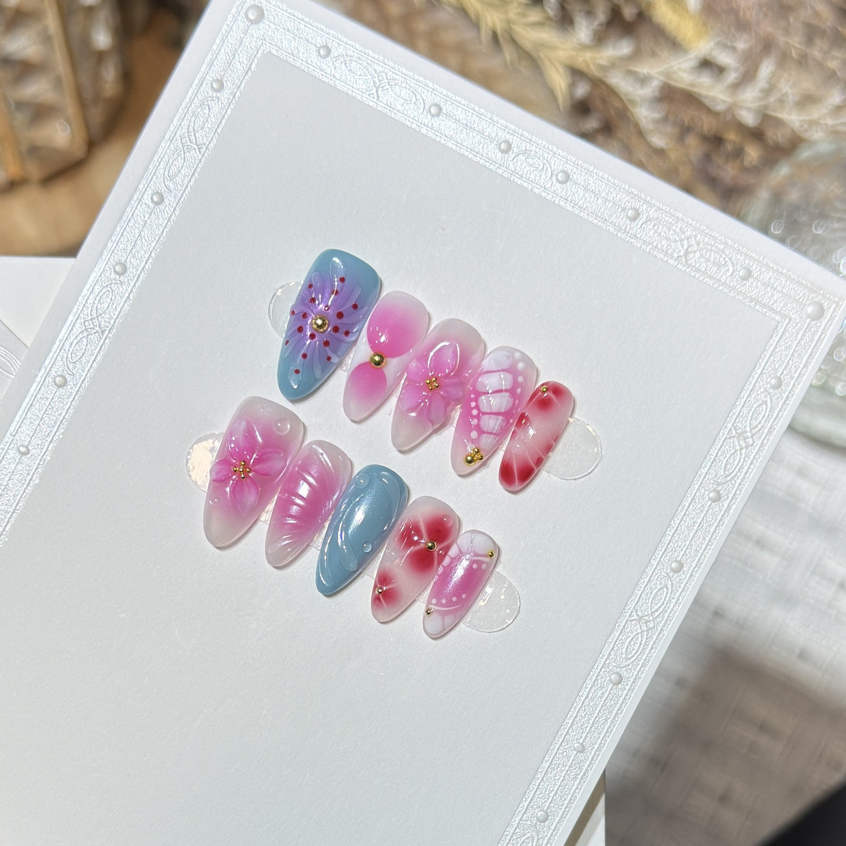 Künstlerisches Press-On-Nagelset mit floralen und abstrakten Designs Brehn