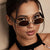 Damen ovalförmige Sonnenbrille mit goldenen Akzenten und stylischem Rahmen Brehn