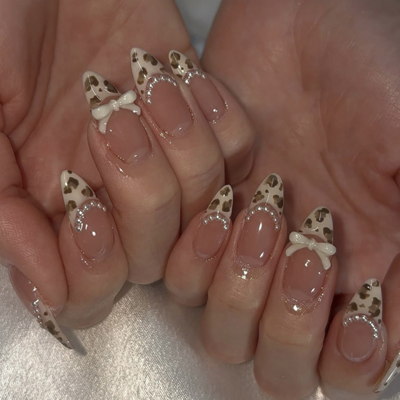 Künstlerisches Press-On Nagelset mit Schleife und Tiermotiv Brehn