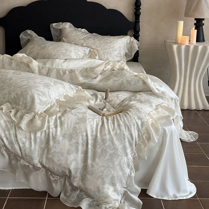 Elegantes Bettwäsche-Set aus feinem Satin-Jacquard mit zartem Blumenrelief und dekorativem Volant