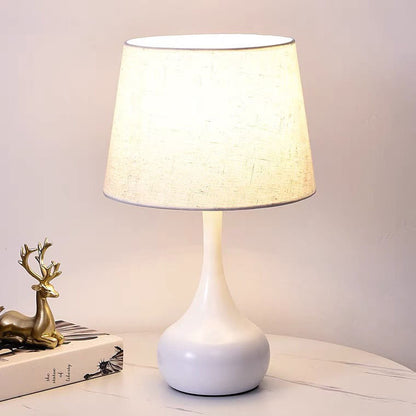 Zeitgenössische Tischlampe mit strukturiertem Schirm