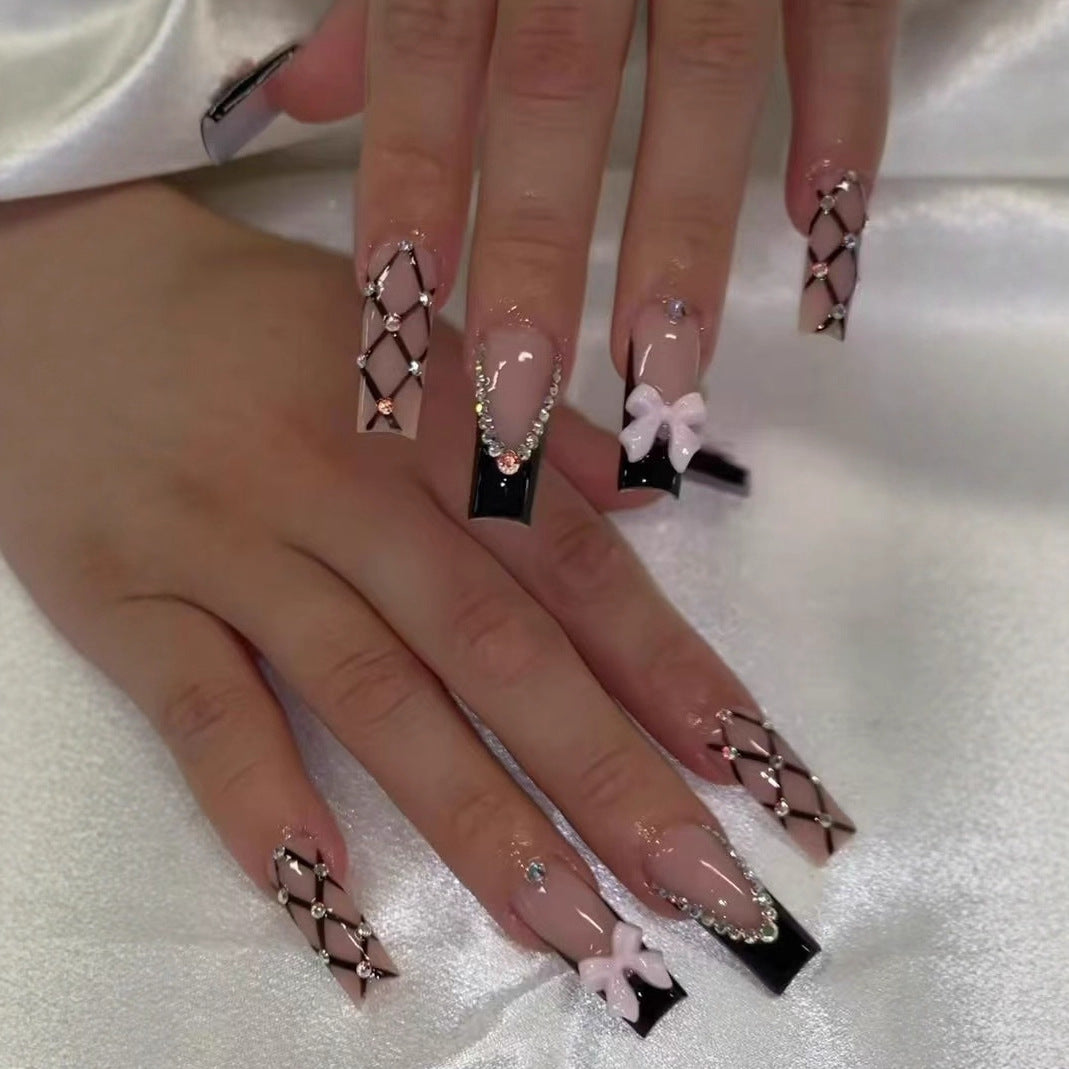 Kunstnagelset mit glamourösen Strass- und Schleifenakzenten Brehn