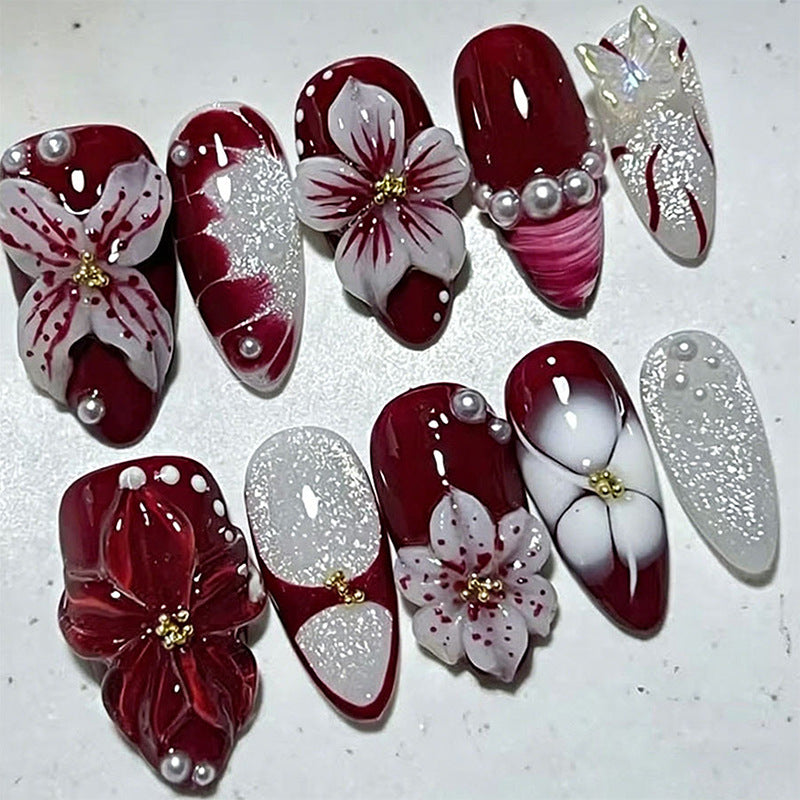 Kunstvolles Nagelset mit floralen Akzenten Brehn