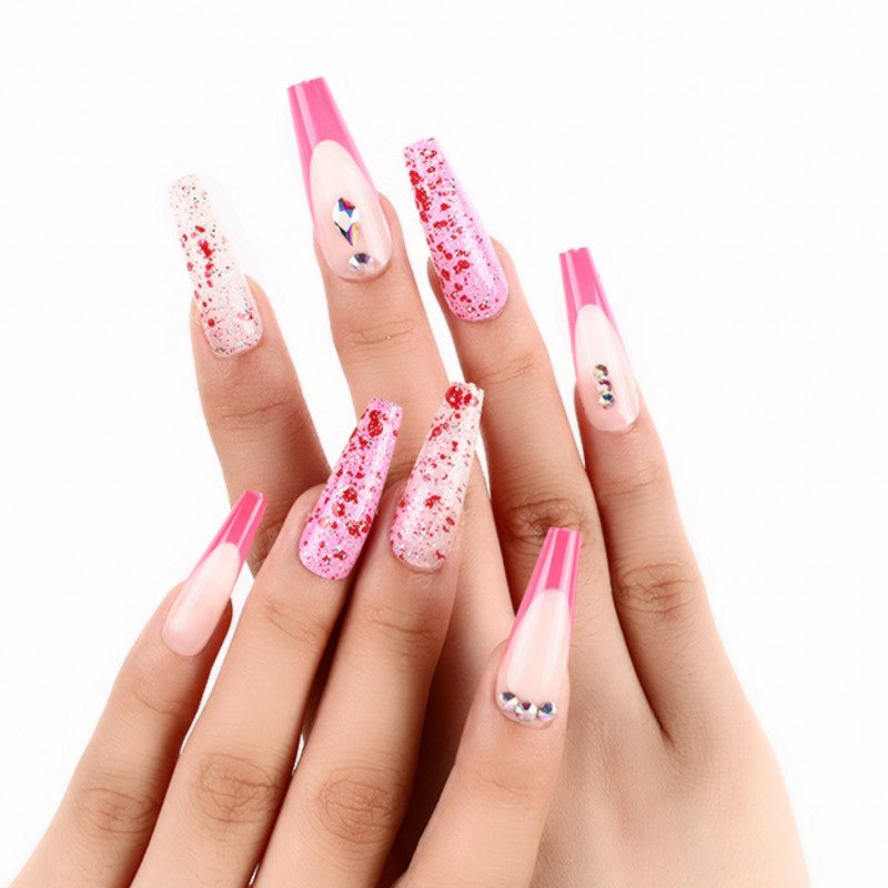 Glamouröse Kunstnägel mit Glitzerakzenten Brehn
