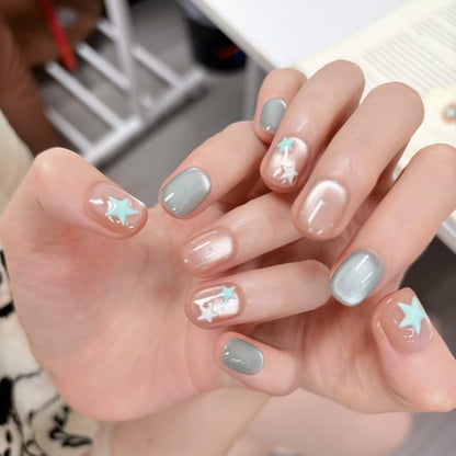 Artistisches Sternen-Nagelkunst-Design