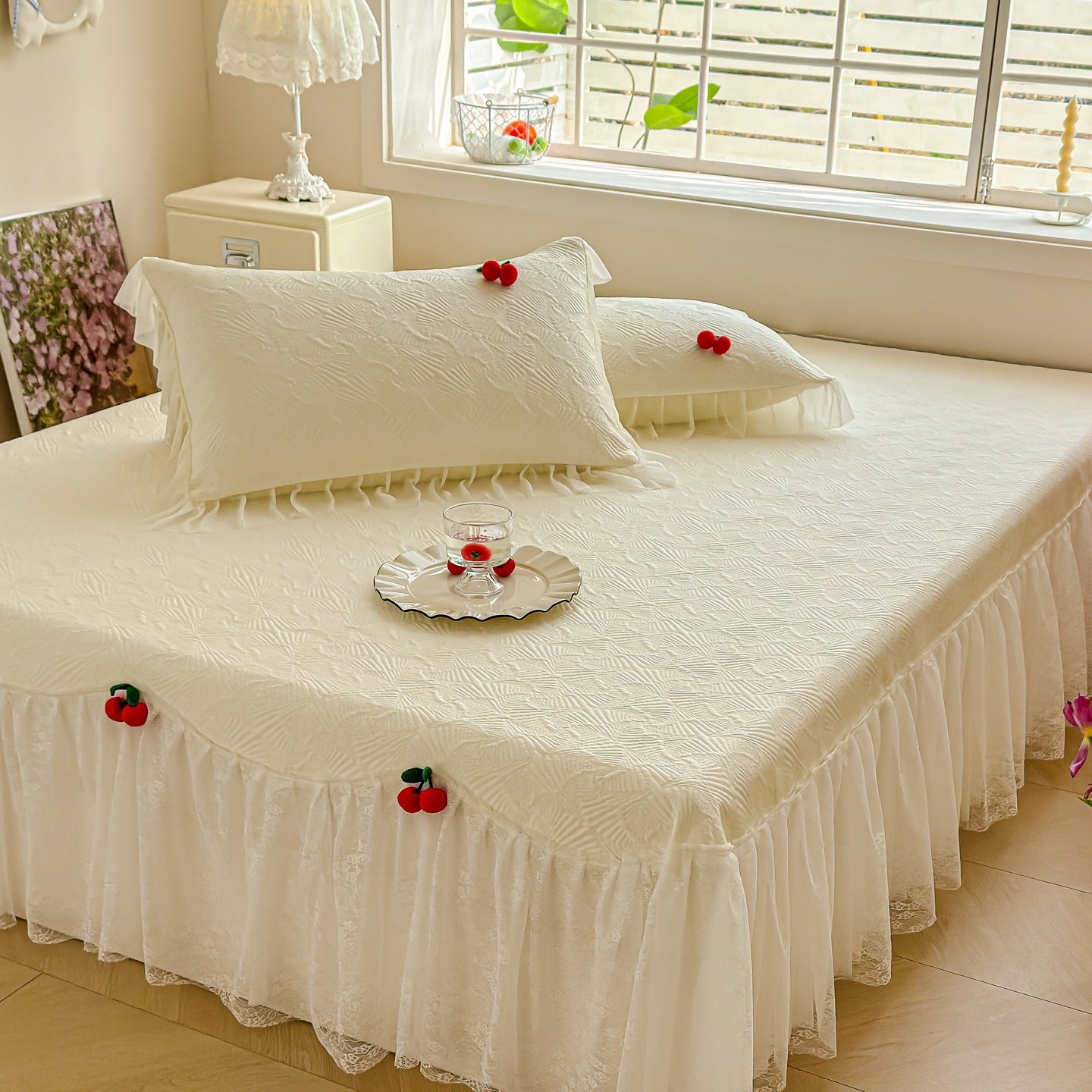 Damen Tagesdecke mit verspieltem Rüschendesign und eleganter Textur Brehn