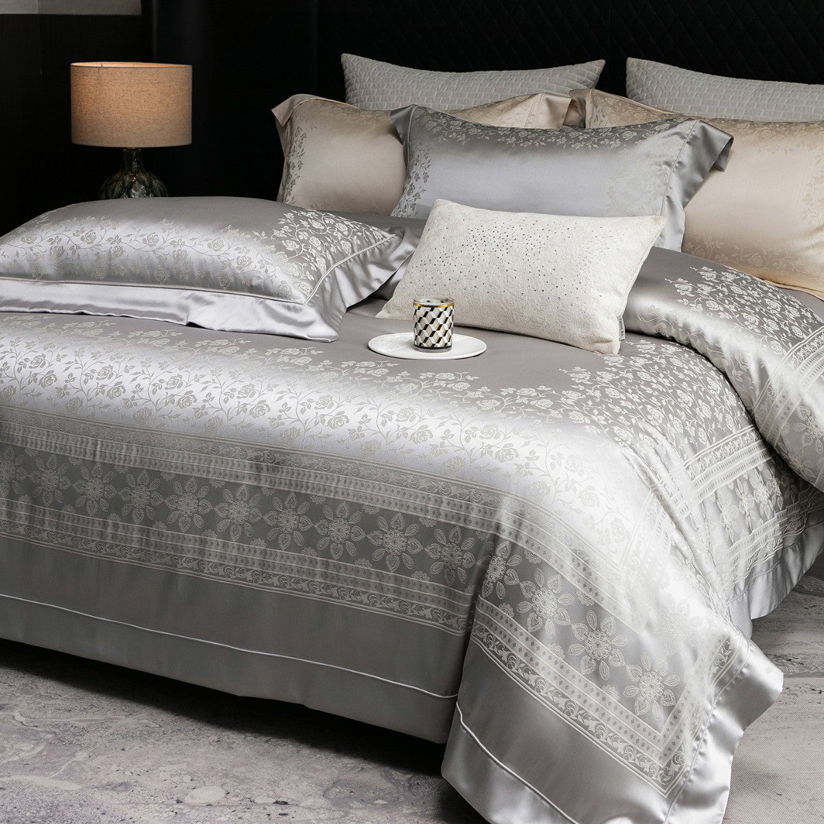 Seiden-Feel Jacquard Satin Bettbezug Set mit geprägt floralem Rand