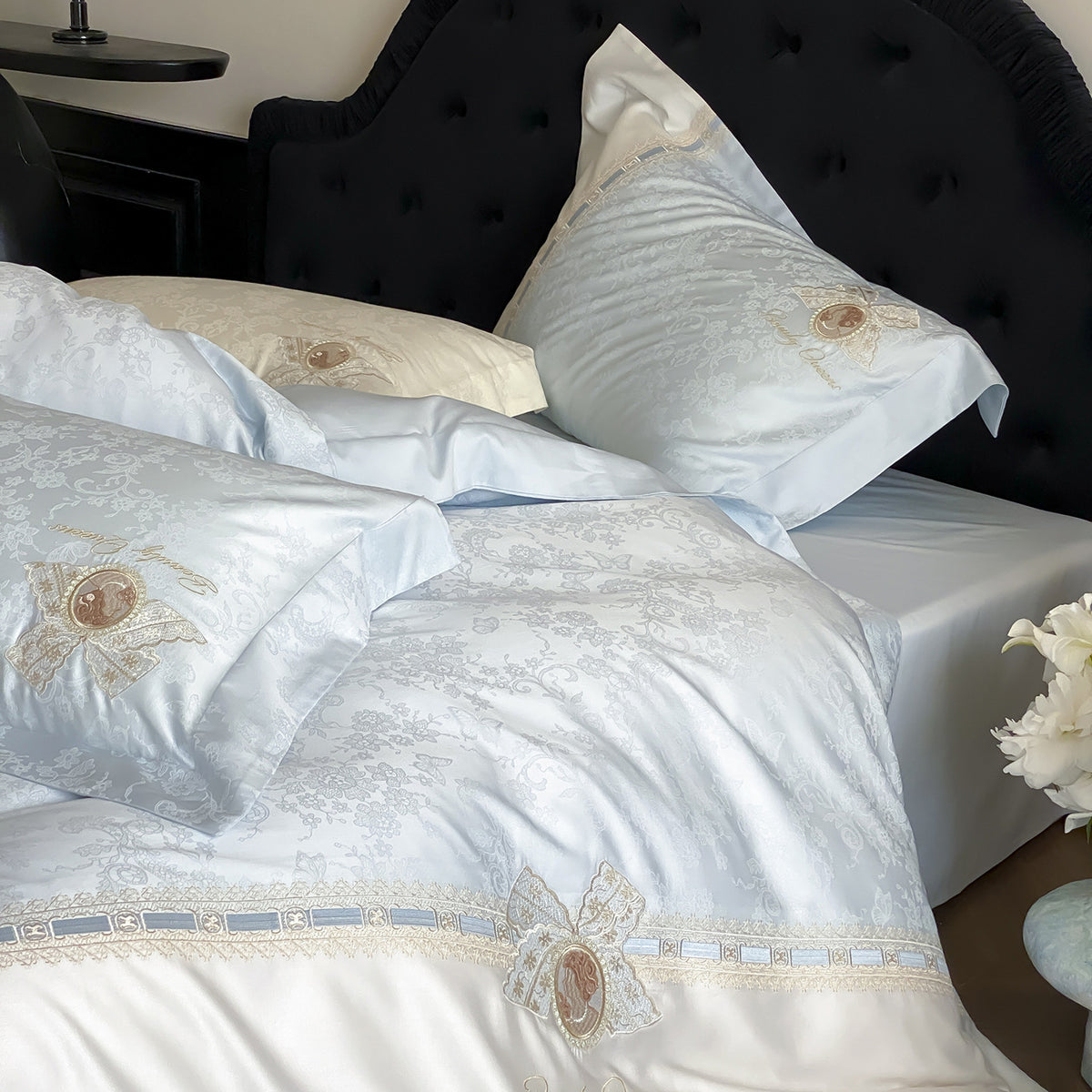 Luxuriöses Satin-Bettwäsche-Set mit feiner Stickerei und Kissenbezügen