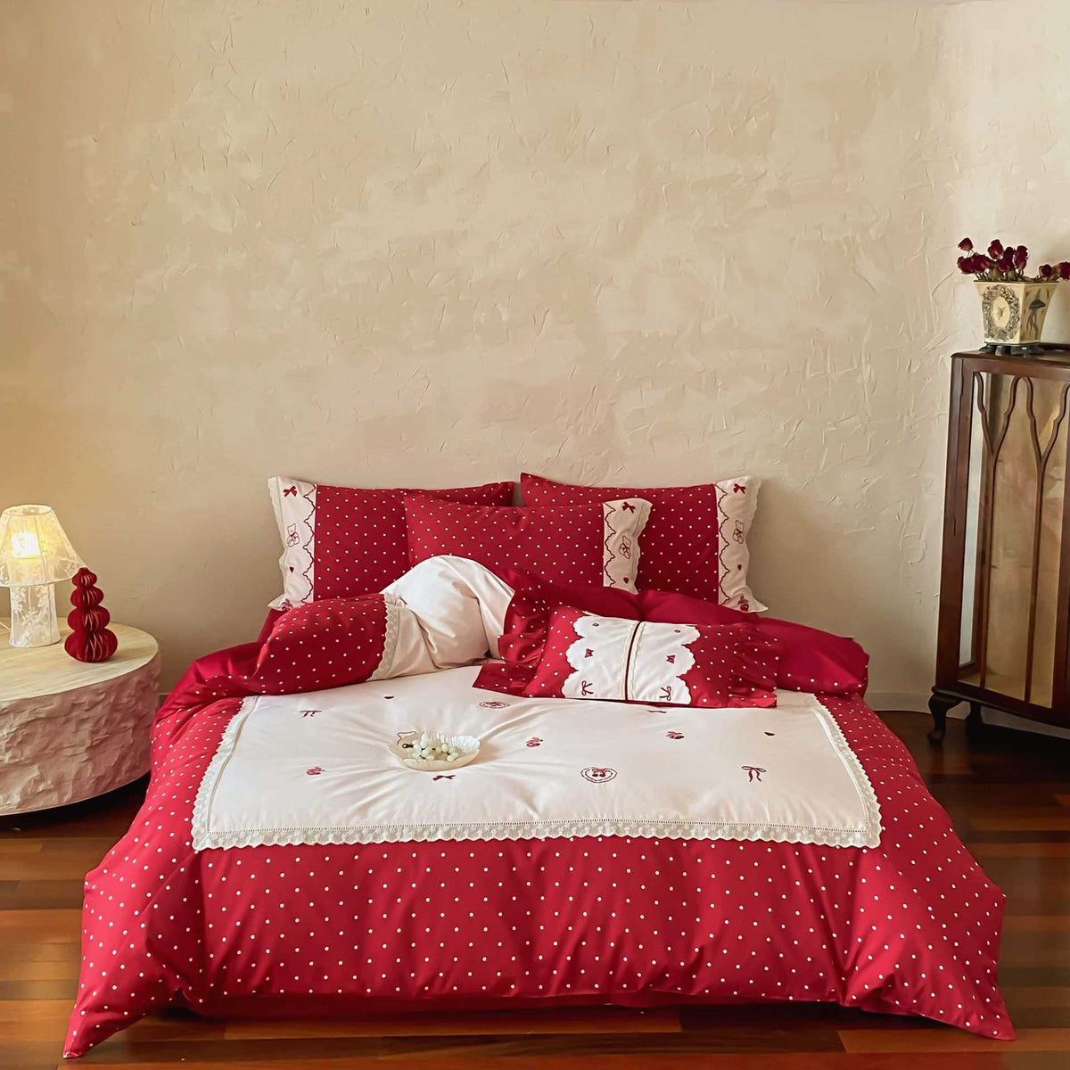 Bettwäsche-Garnitur im Landhausstil mit Pünktchen‑Design, Zierborte und Kopfkissen‑Set
