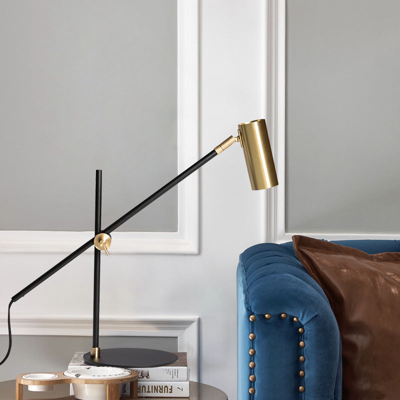 Verstellbare Schreibtischlampe mit goldenen Akzenten