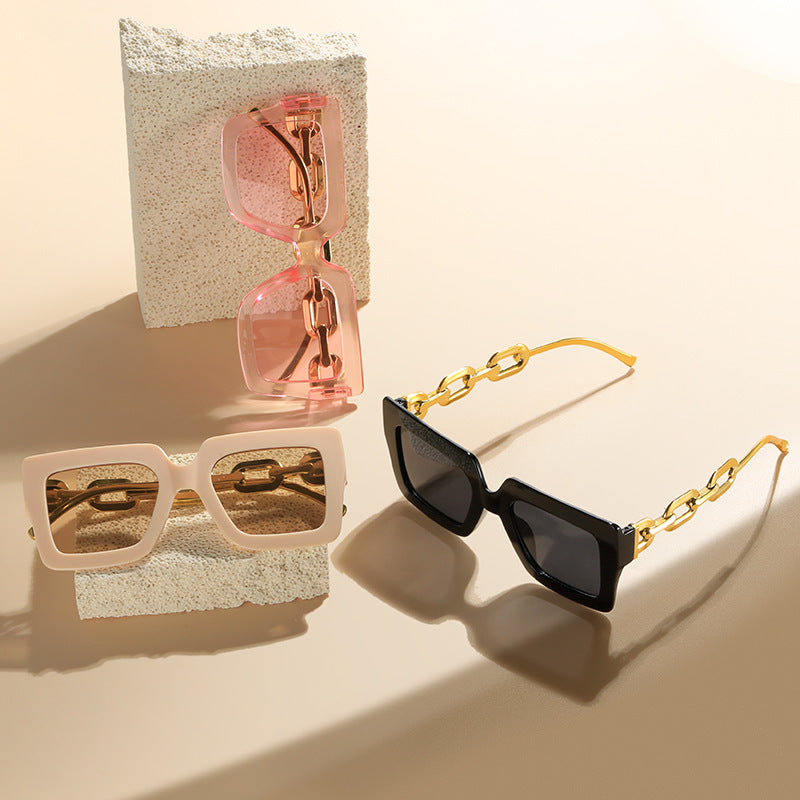 Damen Modische Sonnenbrille mit einzigartigem rechteckigen Rahmen und Kettendetails Brehn