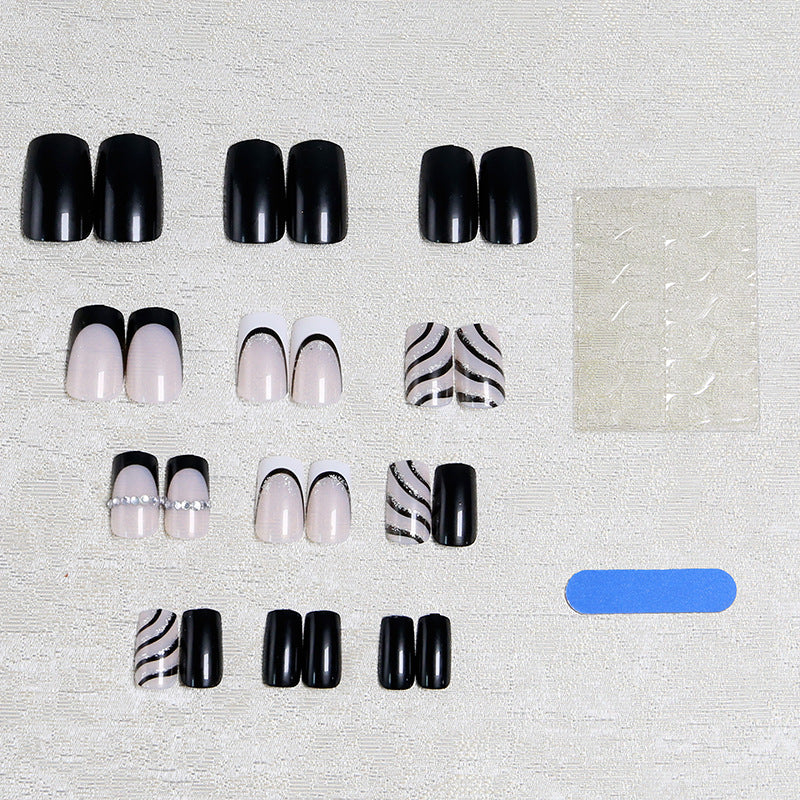Kunstnagelset mit glamourösen Glitzer- und Streifendesigns Brehn