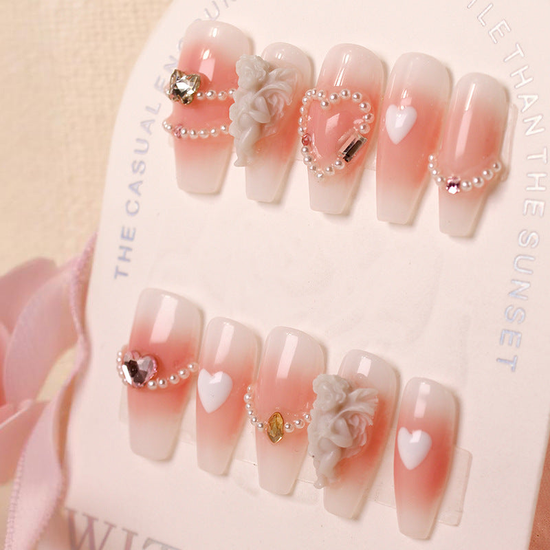 Kunstnagelset mit eleganten Perlenschmuck und romantischen Designs Brehn