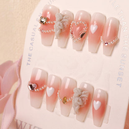 Kunstnagelset mit eleganten Perlenschmuck und romantischen Designs Brehn