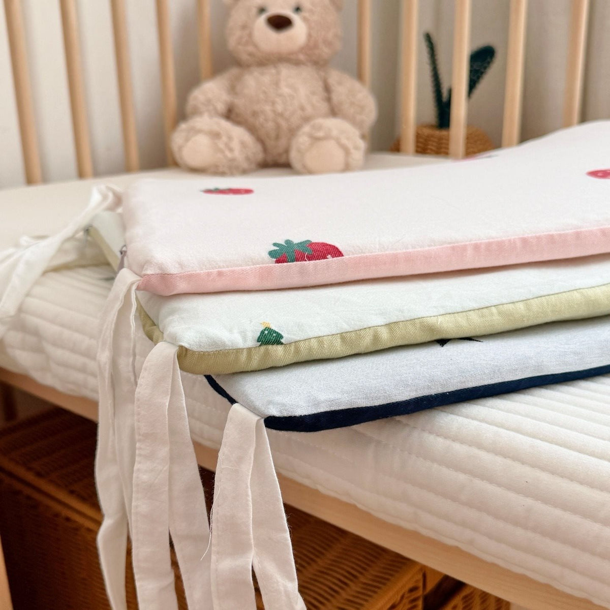 Babyausstattung Bettwäscheset mit Erdbeerstickerei und Nestchen