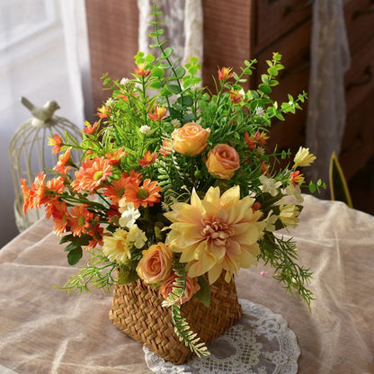 Elegante synthetische Blumenarrangement in geflochtenem Korb