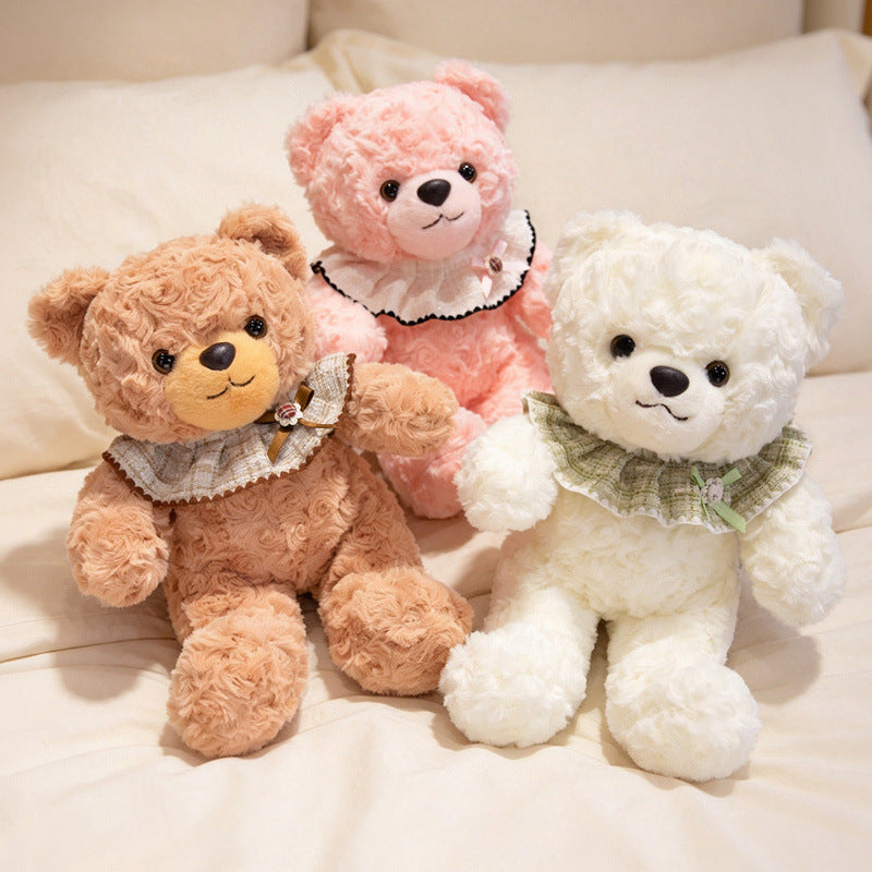 Locken-Fell Teddybär mit Rüschenschal und gestickter Nase Brehn