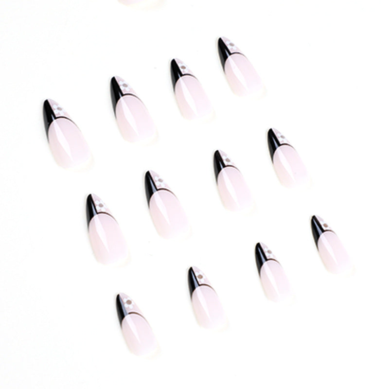 Kunstvolle Nagelkunst mit eleganten Schwarz-Weiß-Design und floralen Akzenten Brehn