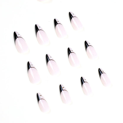 Kunstvolle Nagelkunst mit eleganten Schwarz-Weiß-Design und floralen Akzenten Brehn