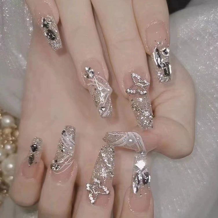 Elegantes Nageldesign mit Perlenverzierung Brehn