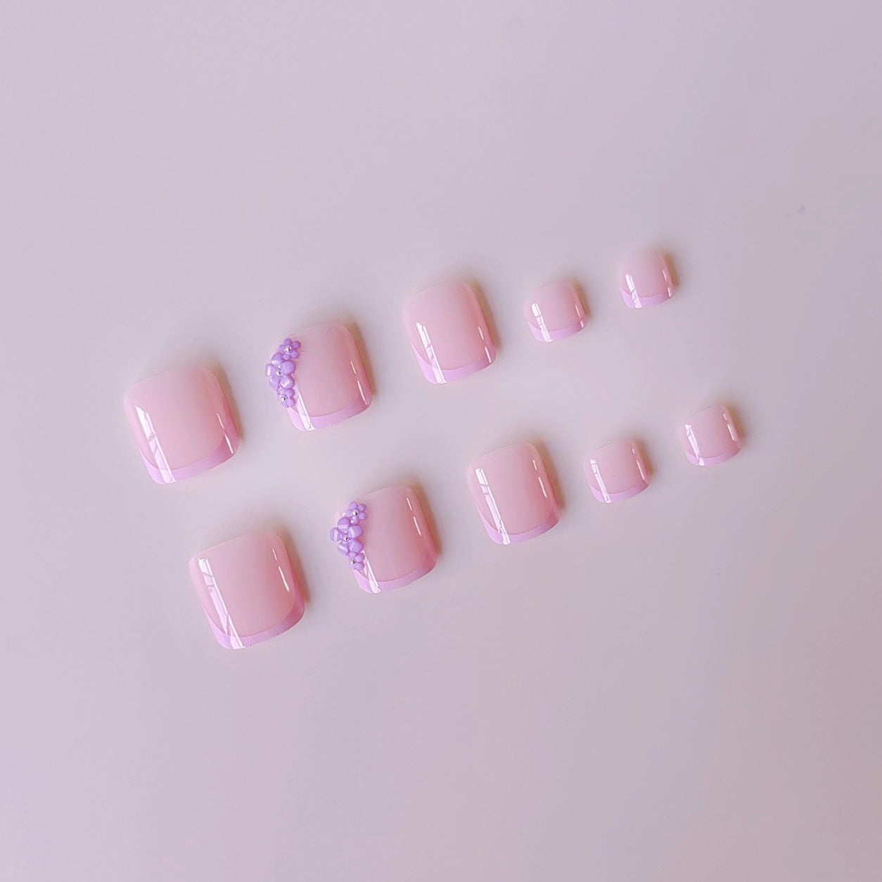 Kunstnagelset mit floralen 3D-Verzierungen und eleganten Akzenten Brehn