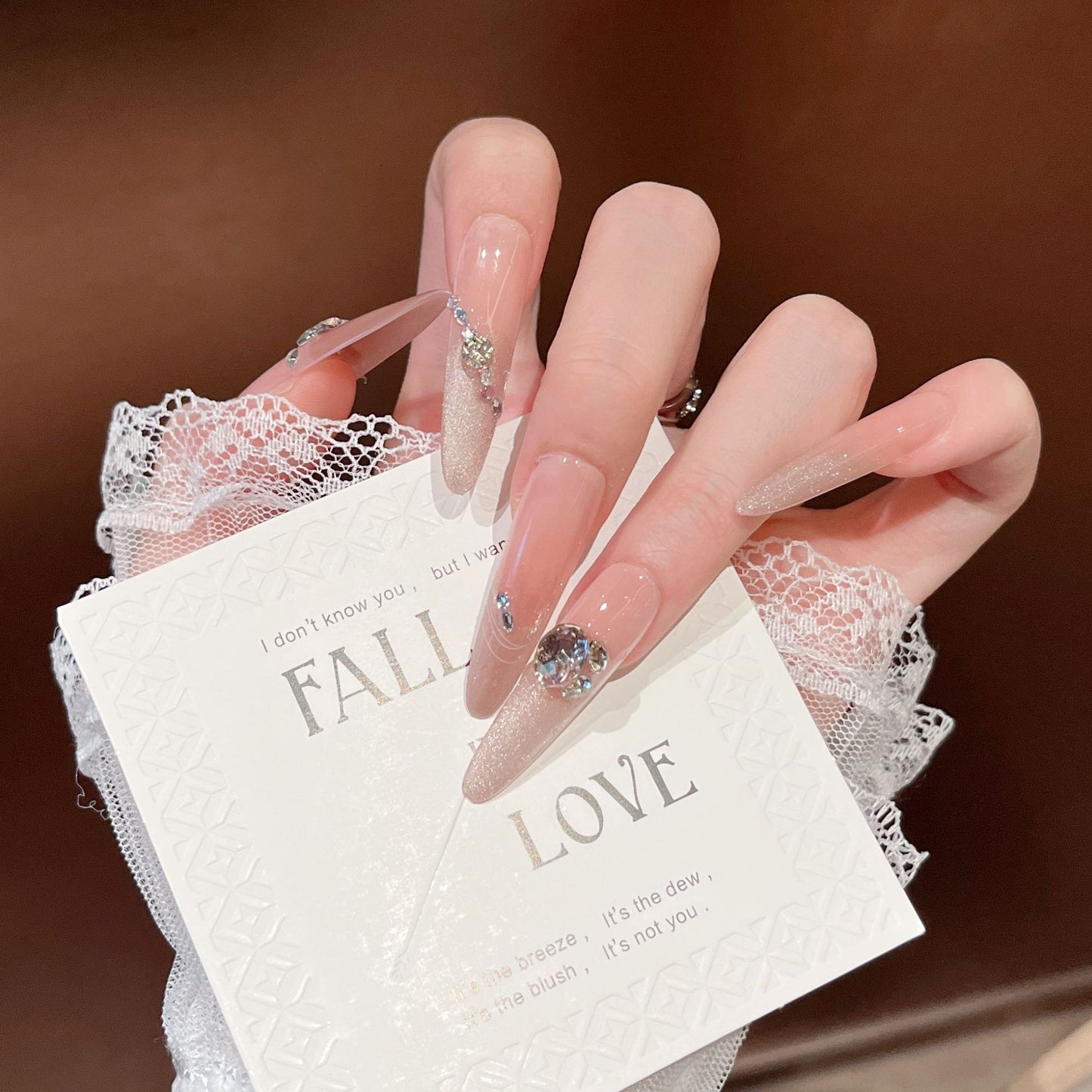 Künstlerische Stiletto Press-On Nagelkunst mit schimmernden Akzenten Brehn