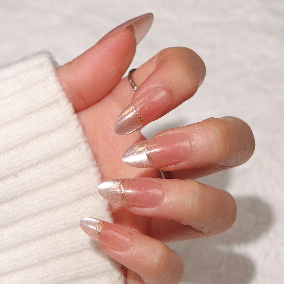Elegante Stiletto Press-On Nägel mit perlmuttartigem Finish Brehn