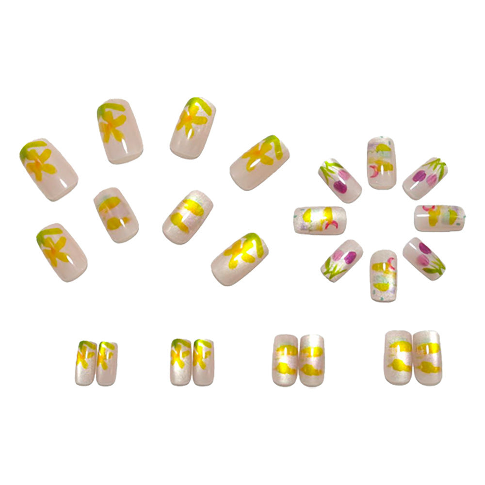 Kreative Nagelkunst mit floralen Motiven Brehn