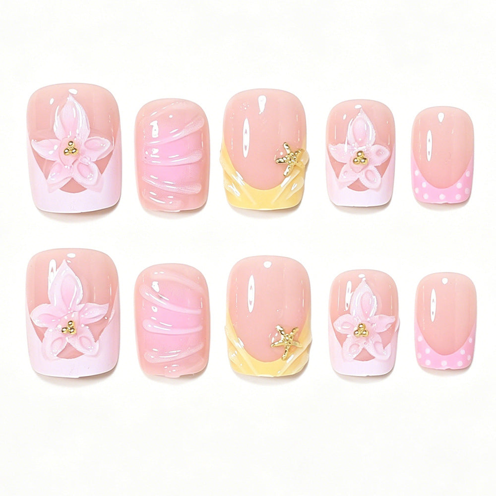 Dekorative Press-On Nagelkunst Tipps mit floralen Akzenten Brehn