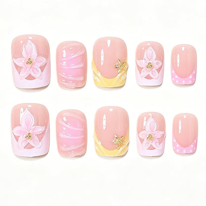 Dekorative Press-On Nagelkunst Tipps mit floralen Akzenten Brehn