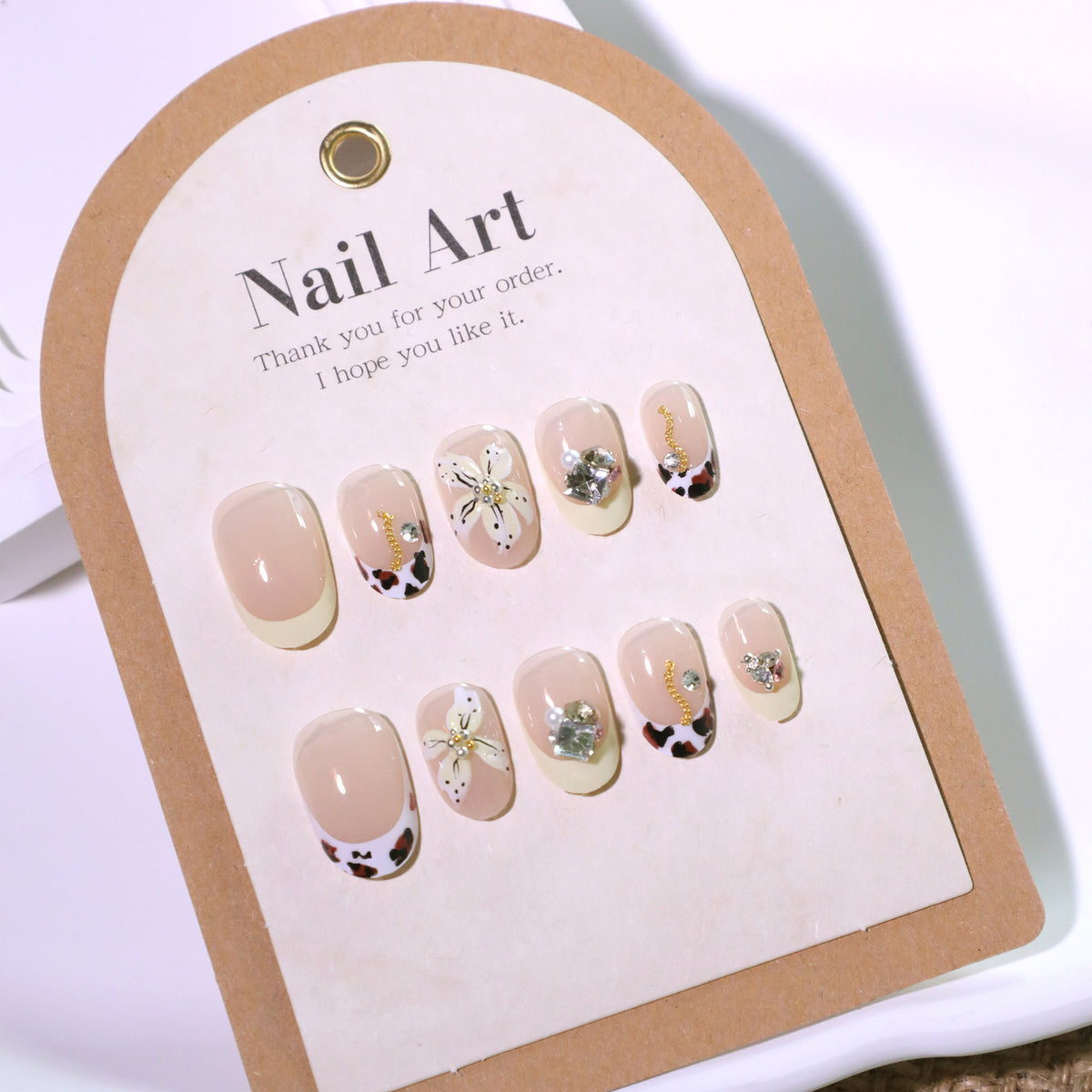 Exklusive Nagelkunst mit floralem Design und Glitzerakzenten Brehn