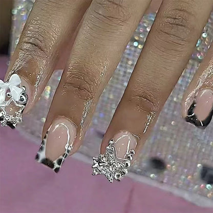 Elegante Kunstnagelspitzen mit Goldakzenten Brehn