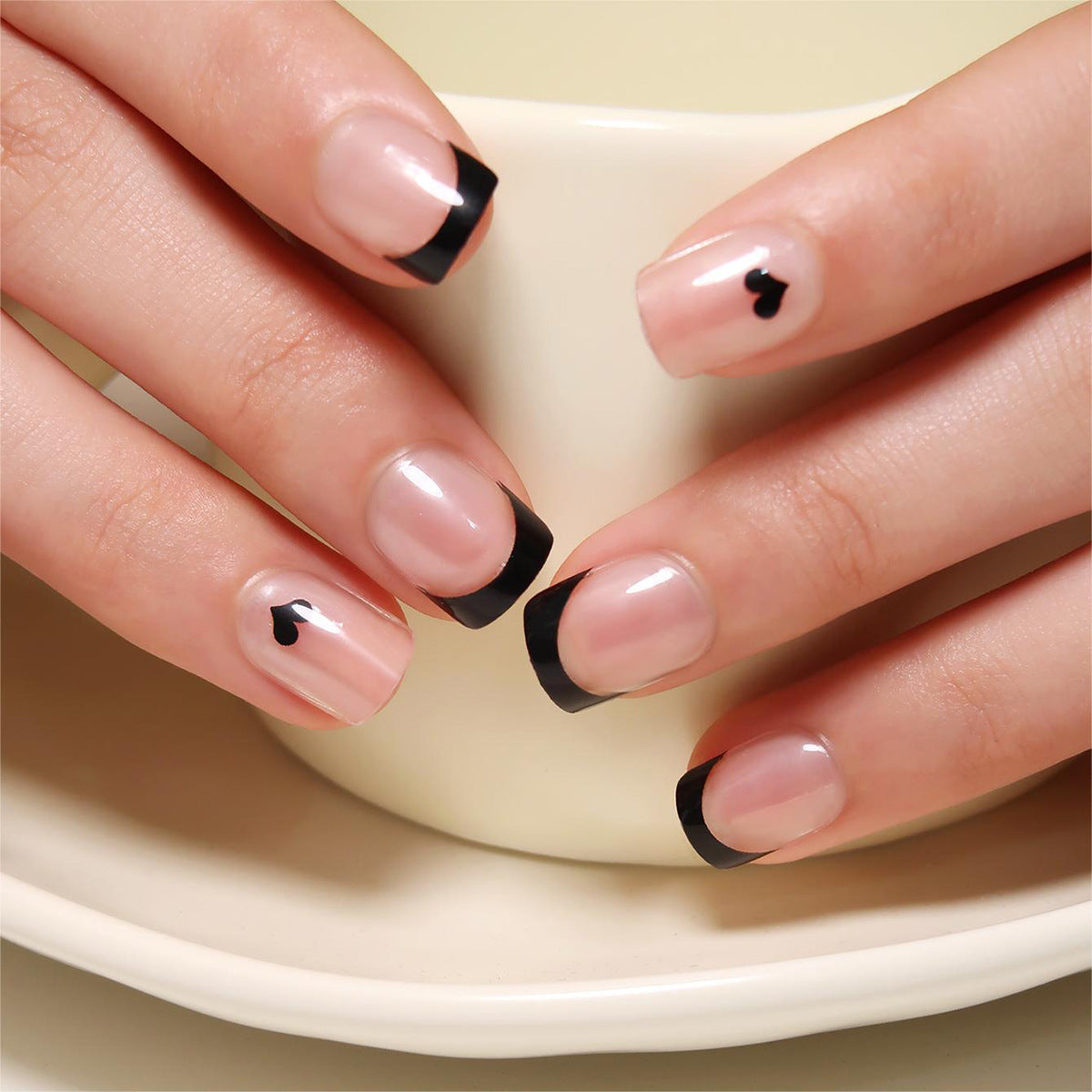 Kunstvolle Nagelverlängerungen mit elegantem Blattmuster Brehn