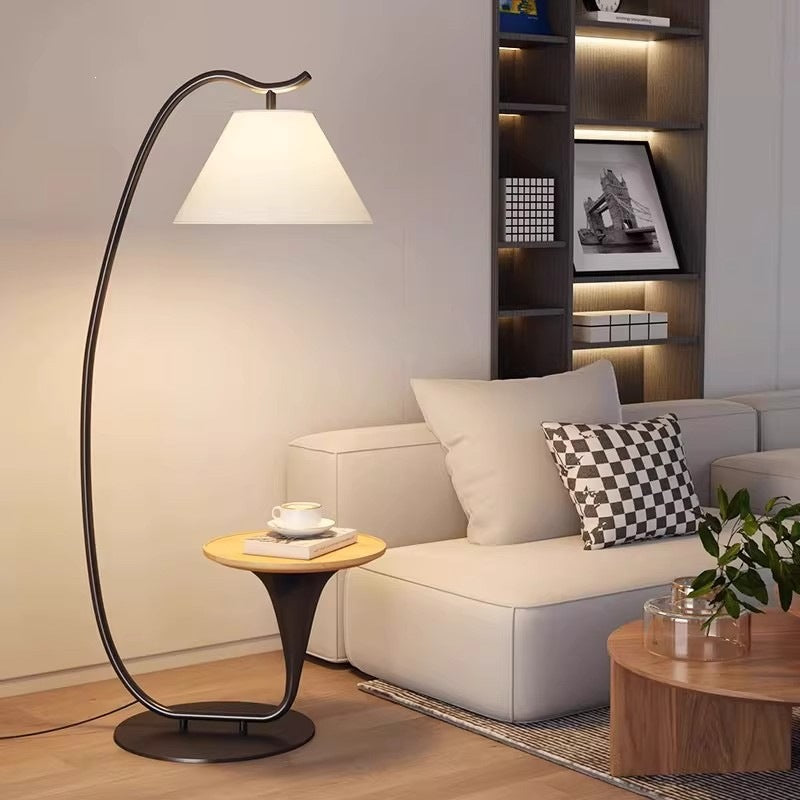 Zeitgenössische Stehlampe mit integriertem Beistelltisch