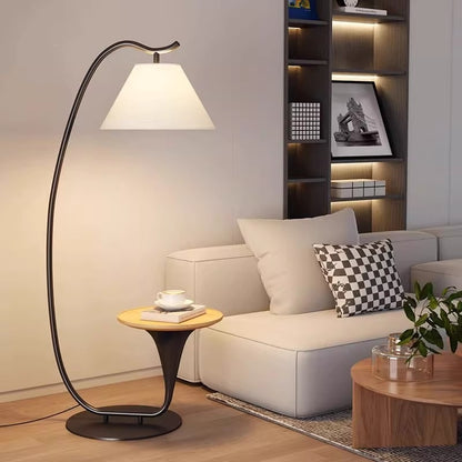 Zeitgenössische Stehlampe mit integriertem Beistelltisch