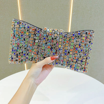 Glamouröse, mit Rhinestones besetzte Abend-Clutch